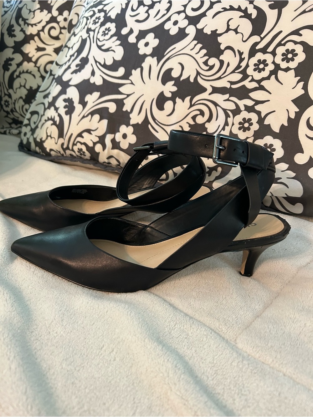 Gianni Bini Black Leather Pointed Toe Ankle Strap Kitten Heels Women’s Size 9